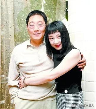 当年，苏越因诈骗5746万被捕入狱，被他当“金丝雀”养了23年的妻子安雯，早已失