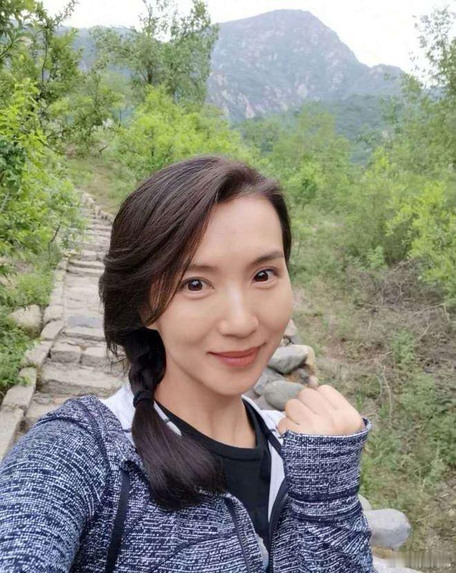 陈好真漂亮啊，45岁了脸上看不到什么岁月痕迹，保养得太好了，怪不得是曾经的万人迷
