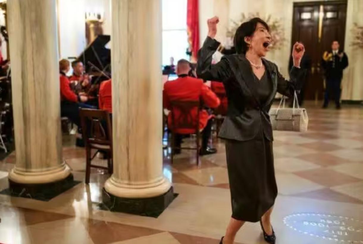 1个月给美国送上1000亿美元，特朗普却直接羞辱日本首相高市早苗，日本民众已经彻