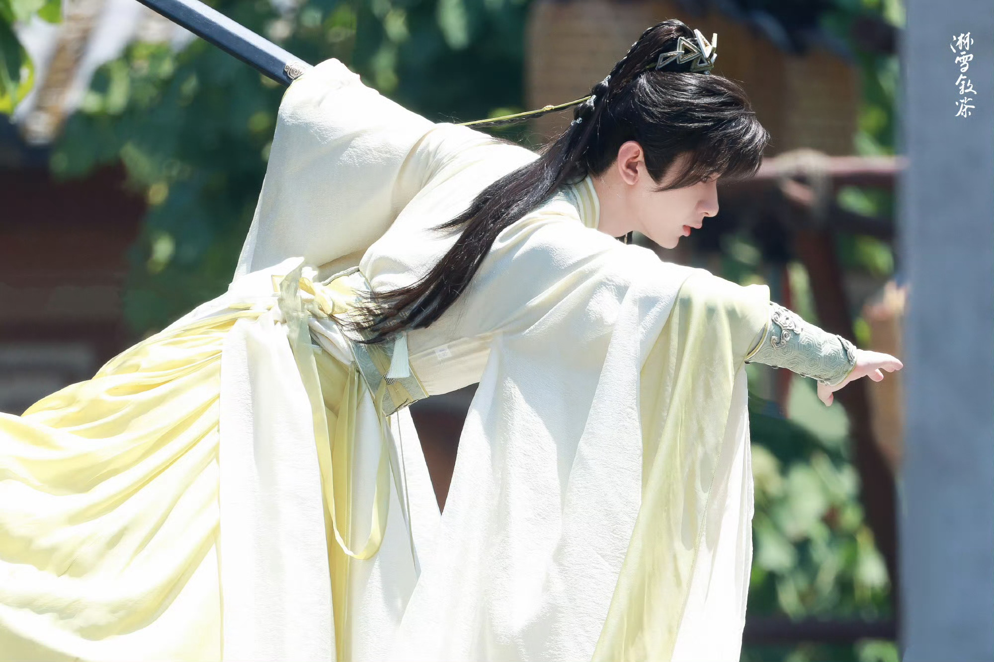 #成毅赴山海黄衣路透#哇是新衣服耶，像个奶黄包[爱慕]这个身姿这个裙摆简直帅鼠了