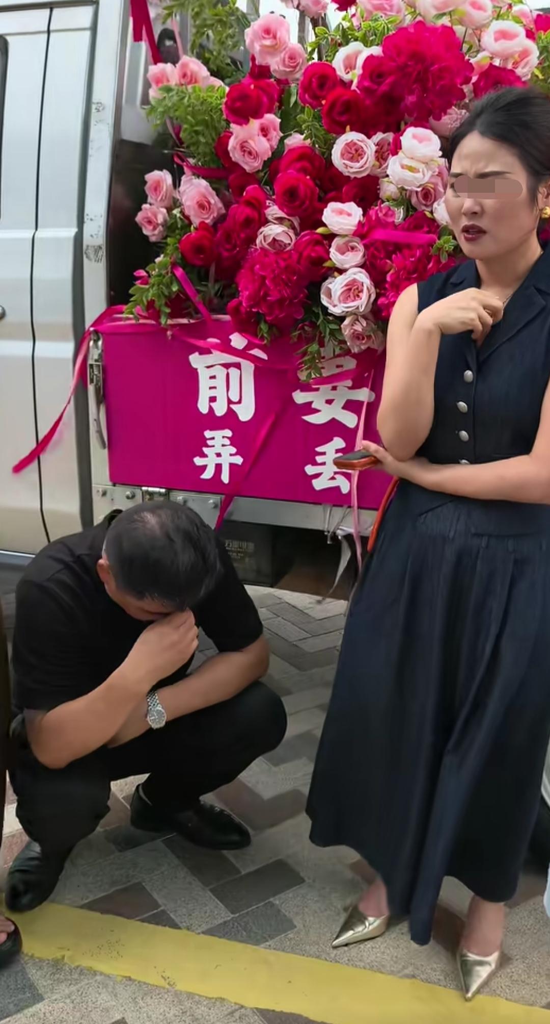 “安徽男子开着一车鲜花到杭州追回前妻”的最新一集又出来了。在楼下苦等了很长时间后
