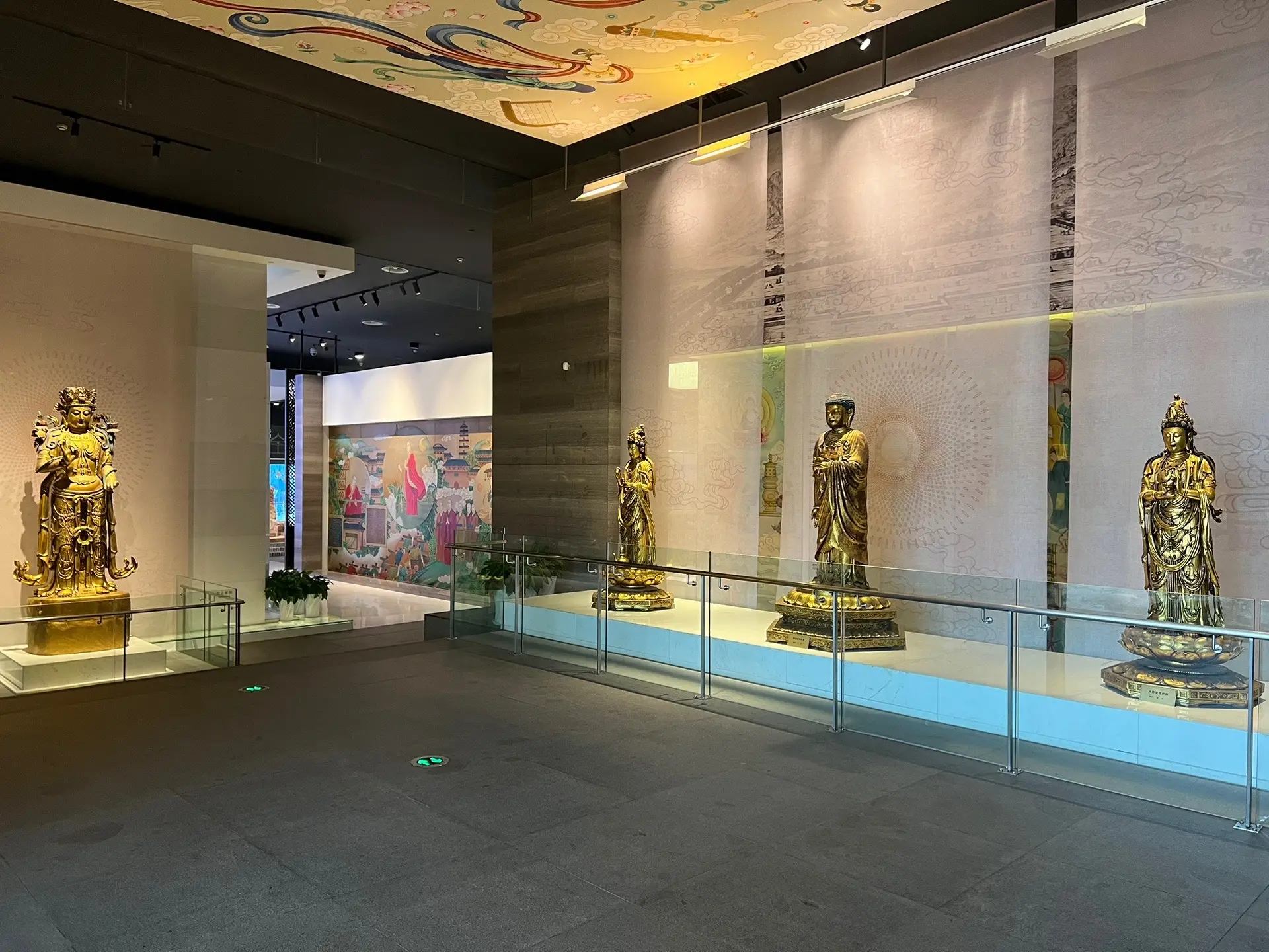 大报恩寺雍和宫旧藏木雕漆金佛教造像。乾隆五十六年（公元 1791 年)，清朝政府派军击败侵略西藏地区的廓尔喀国军队，乘胜打过喜马拉雅山，兵临廓尔喀首都阳布城下（今加德满都)。绝望中的廓尔喀国王表示愿意臣服清朝，每五年朝贡一次。1792年，廓尔喀国王向乾隆皇帝献上一尊檀木雕刻漆金释迦如来宝像。乾隆皇帝将其供奉在己是清代皇家寺庙的雍和宫内。 
上世纪 40 年代未期，雍和宫陈姓住持将这尊释迦如来宝像连同己在雍和宫供奉二百多年的阿弥陀如来像、大势至菩萨像、观音菩萨像、文殊菩萨像、普贤菩萨像、迎叶尊者像、阿难尊者像、不动明王像等木雕漆金佛像运至香港。上世纪90年代,转运至台湾大佛禅院。本世纪初，由日本研究学者照屋贞夫请至冲绳县那霸市，最后被供奉在仲本胜男庄园的“一心庵”内。 
为南京大报恩寺遗址公园文化传播需要，南京大明文化实业公司组织交物专家组奔赴冲绳，向仲本胜男先生提出征集意愿。仲本胜男先生当即同意并表示：“这批佛像原来是中国的，应该回到中国去。”