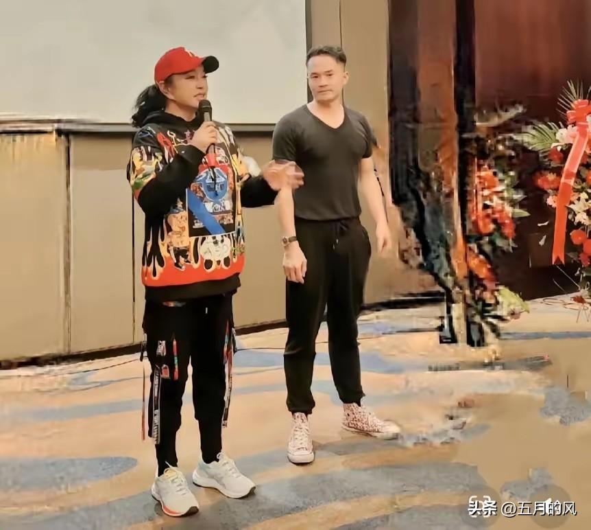 刘晓庆前男友直播“卖惨”，为了当初承诺的500万陪伴刘晓庆10年，如今十年青春换