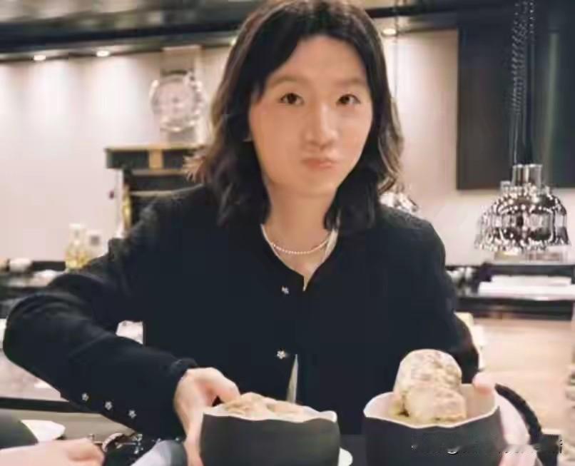 好利来的大公子，变成了一小姑娘，长得跟周冬雨非常像[笑哭][笑哭]
看来发型真的