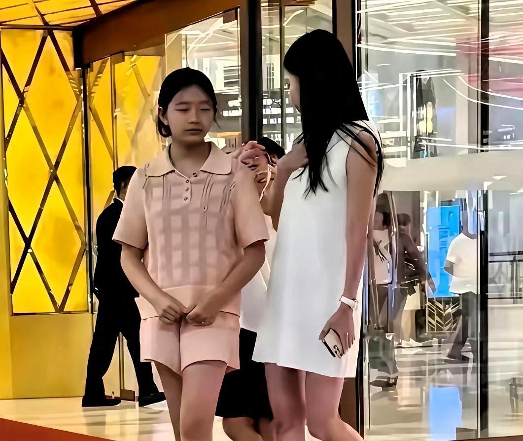 很多网友留意到一个细节：曾经在妈妈身边，小玥儿很喜欢各式各样漂亮的裙子，镜头里常