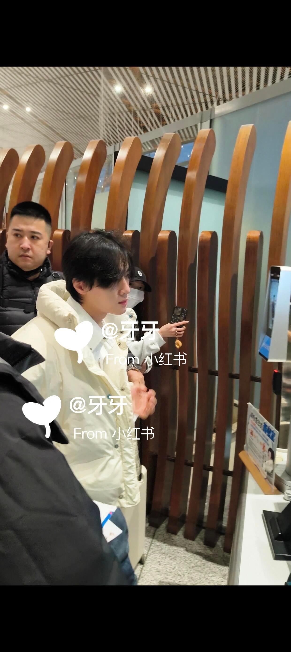 展轩出发T风格论坛 展轩北京出发🛫白色羽绒服搭配渔夫帽巨高大一男的，对193的