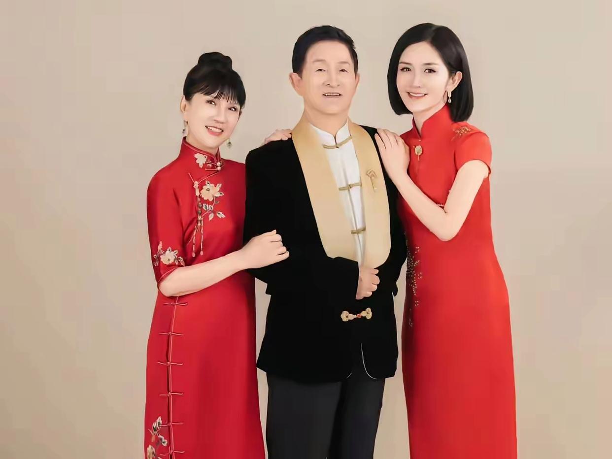 一看谢娜就是在爱的氛围下，长大的孩子！家庭氛围真好！妈妈漂亮，爸爸儒雅！看上去依