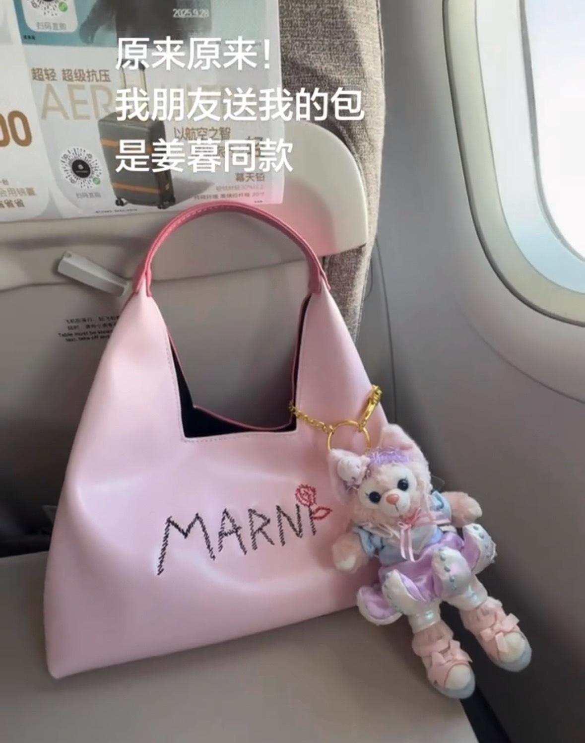 虞书欣姜暮 把👛童包搭配的这么种草什么意思！俺也想入手一个了！网剧双轨 