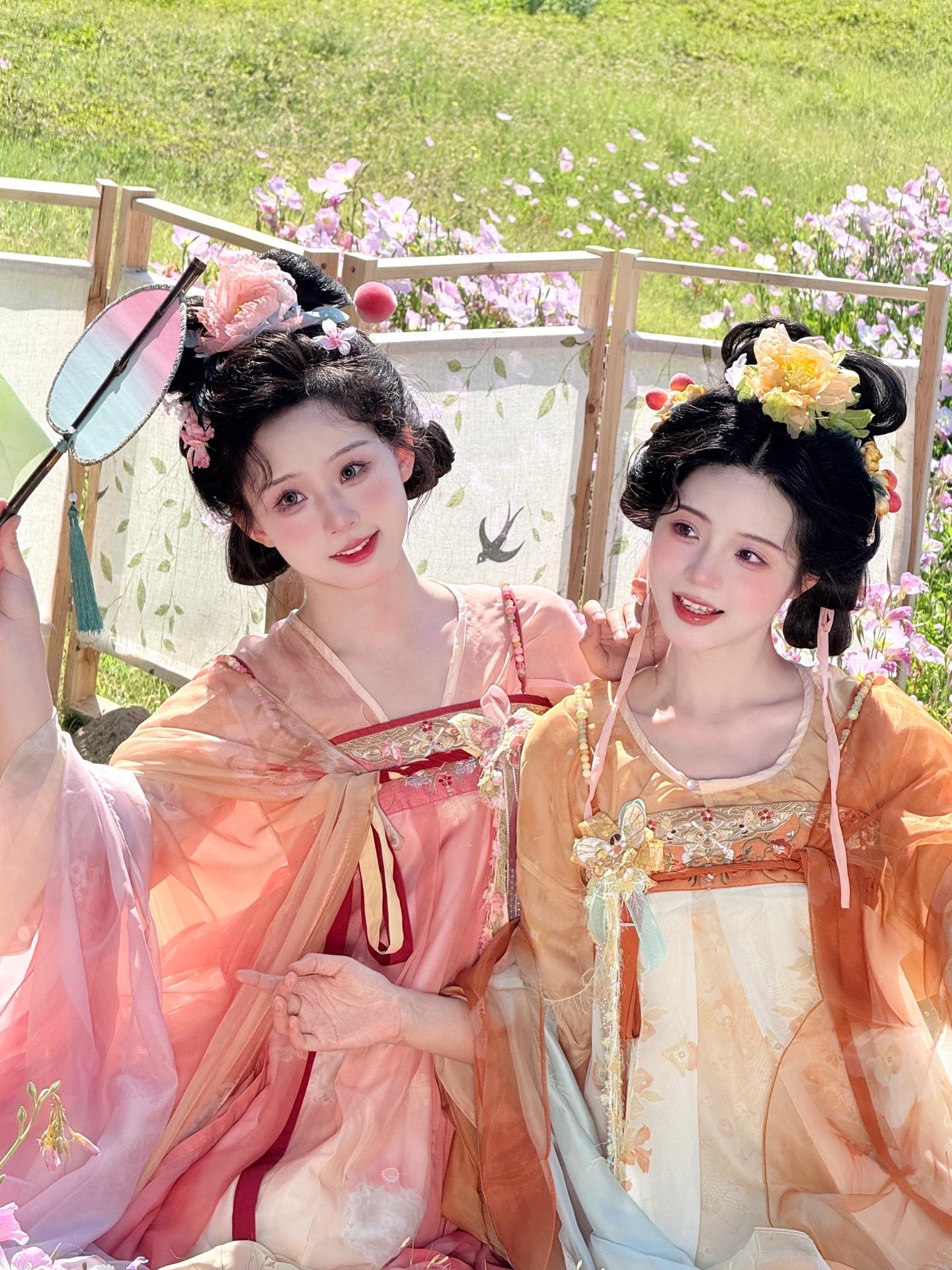 “我们两个天下第一好！”可爱妹妹们   漂亮衣衣