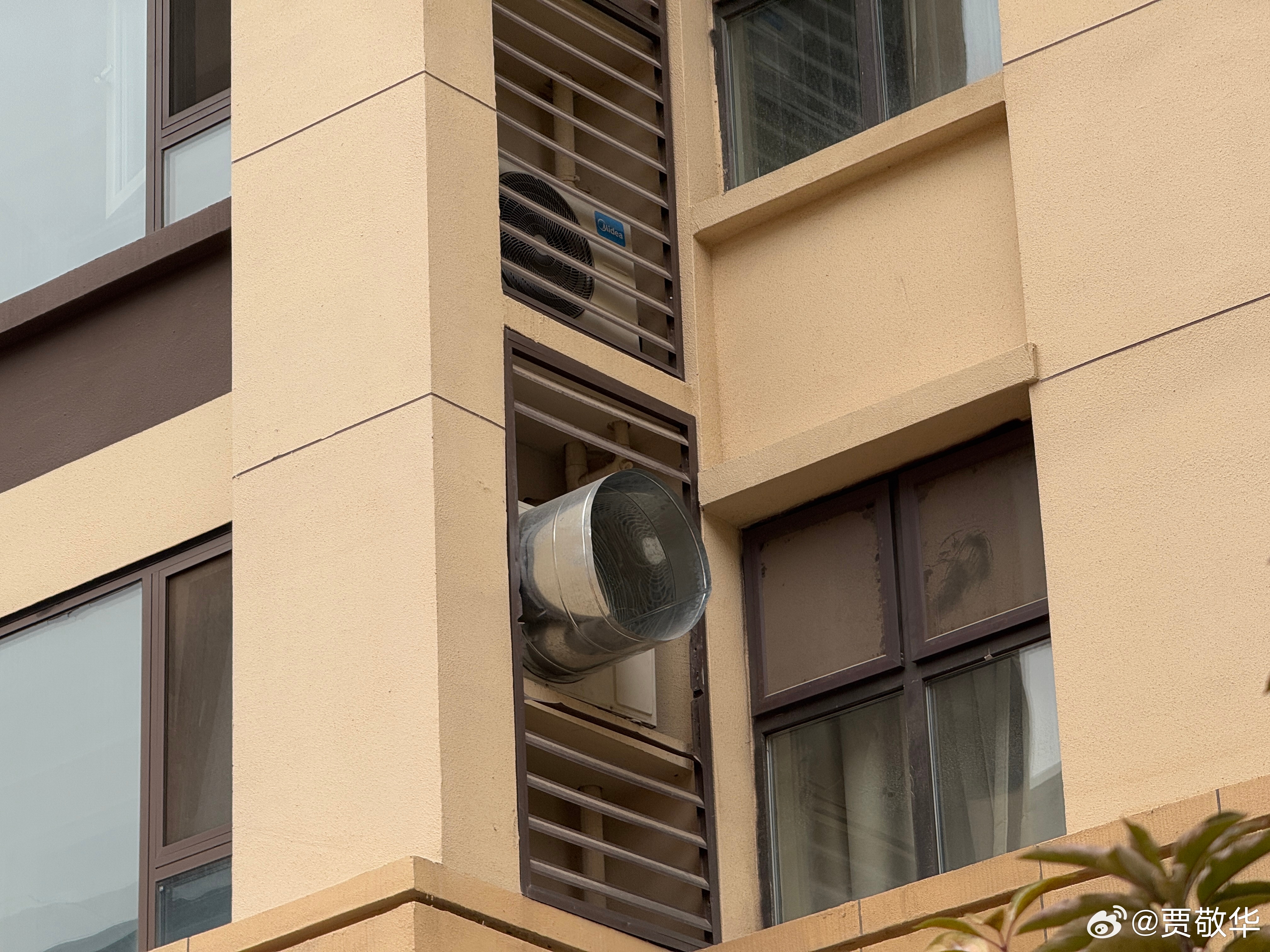 小区邻居太有才了，给空调外观装了排风口。只是，这样装排风口，管用吗？ ​​​