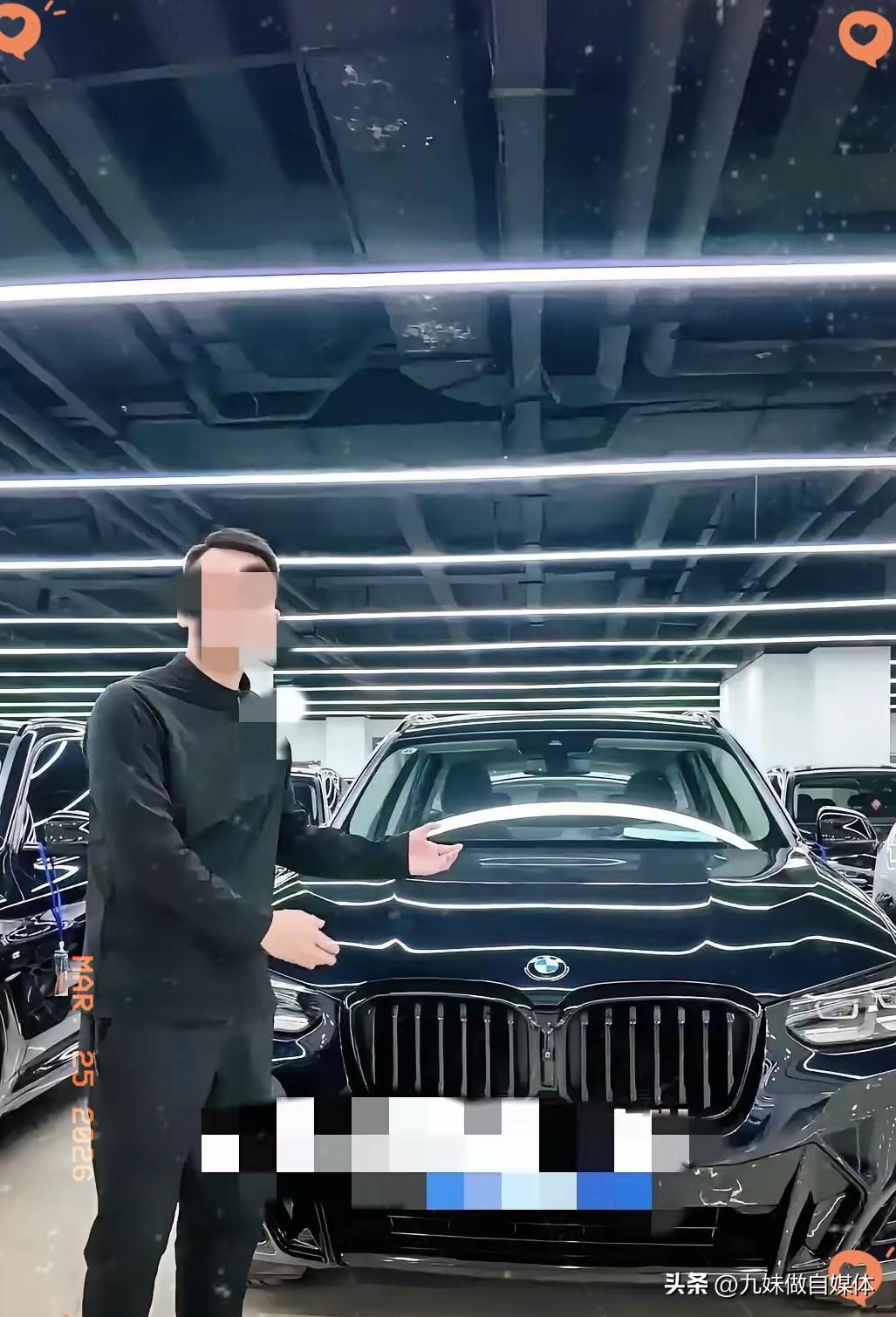 男子付了十四万，把二手轿车开回家，洗车时发现后备箱锁扣不对劲，撬开后见夹层里塞着