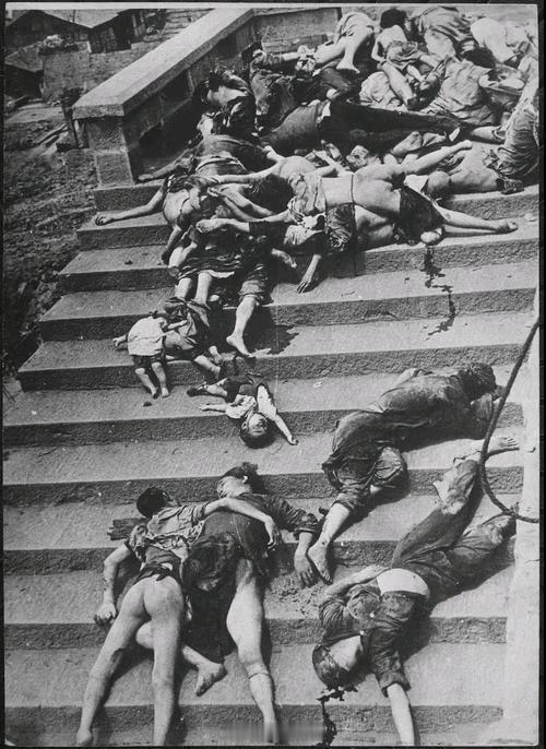 1942年，西南。日寇“重庆大轰炸”后的惨状，有些是逃亡时，防空洞踩踏、积压、窒