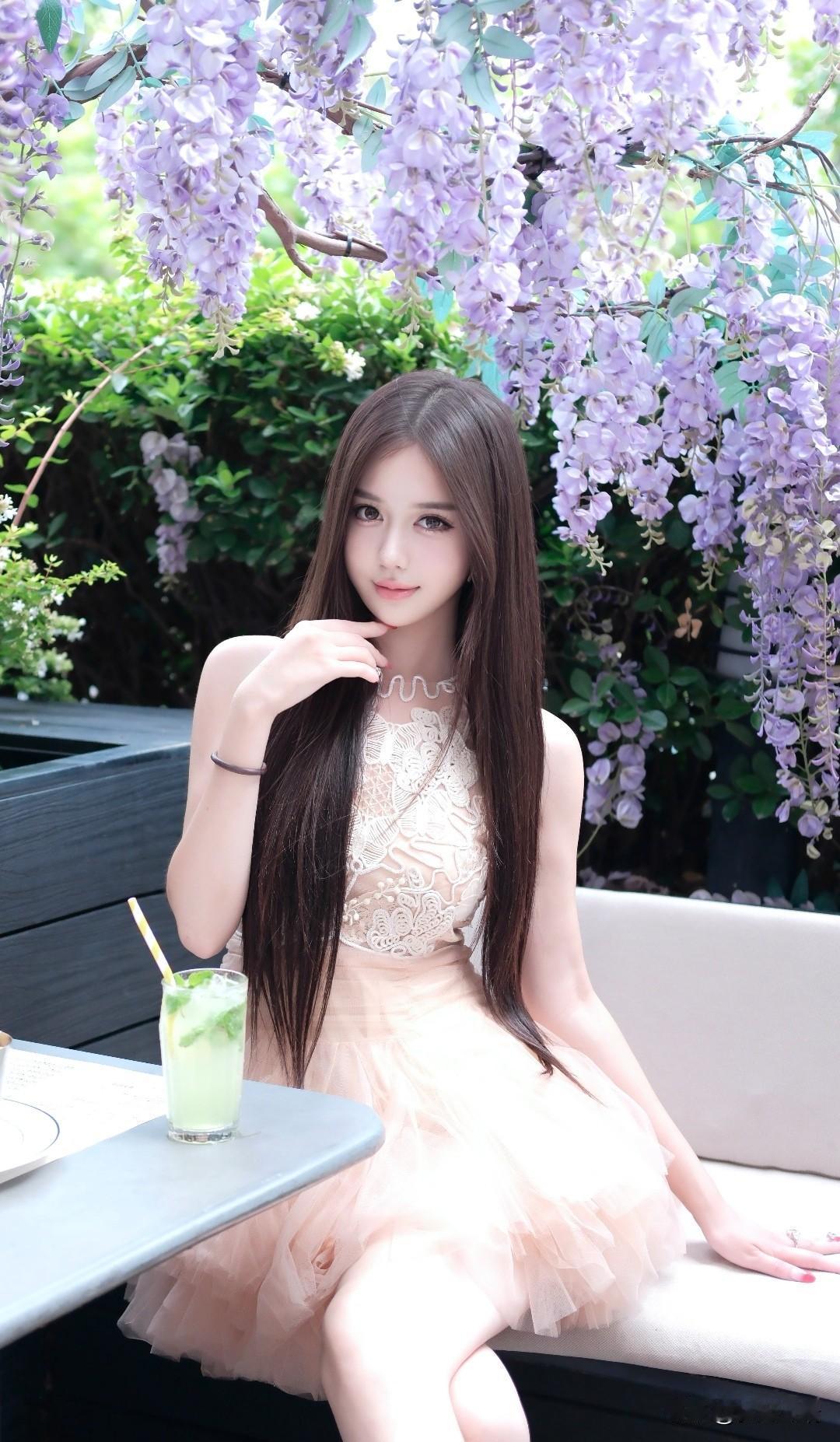 在紫藤花海中享受清新时光，甜美少女与自然美景的完美融合。🌸💕