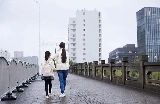 还能在奇葩一些吗？西安一女子每天假装送女儿上学，带着孩子在校外闲逛了5年，背后的