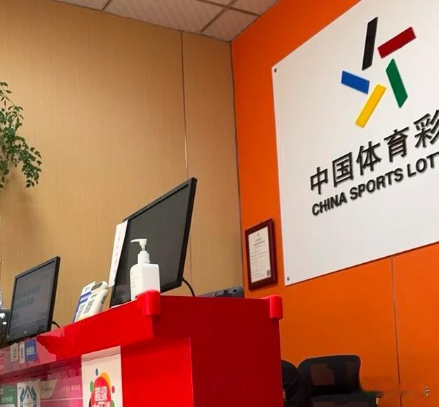 重庆，李先生是彩民，他选好彩票号码后，通过聊天先发给莫某，莫某又转发给张某，张某