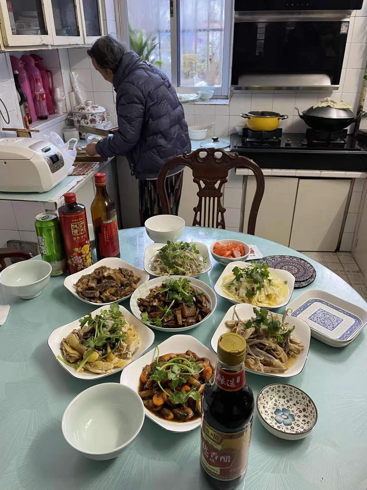 91岁的老母亲，每年都说自己老了，再也做不动年夜饭了，可她始终坚持着。望着母亲的