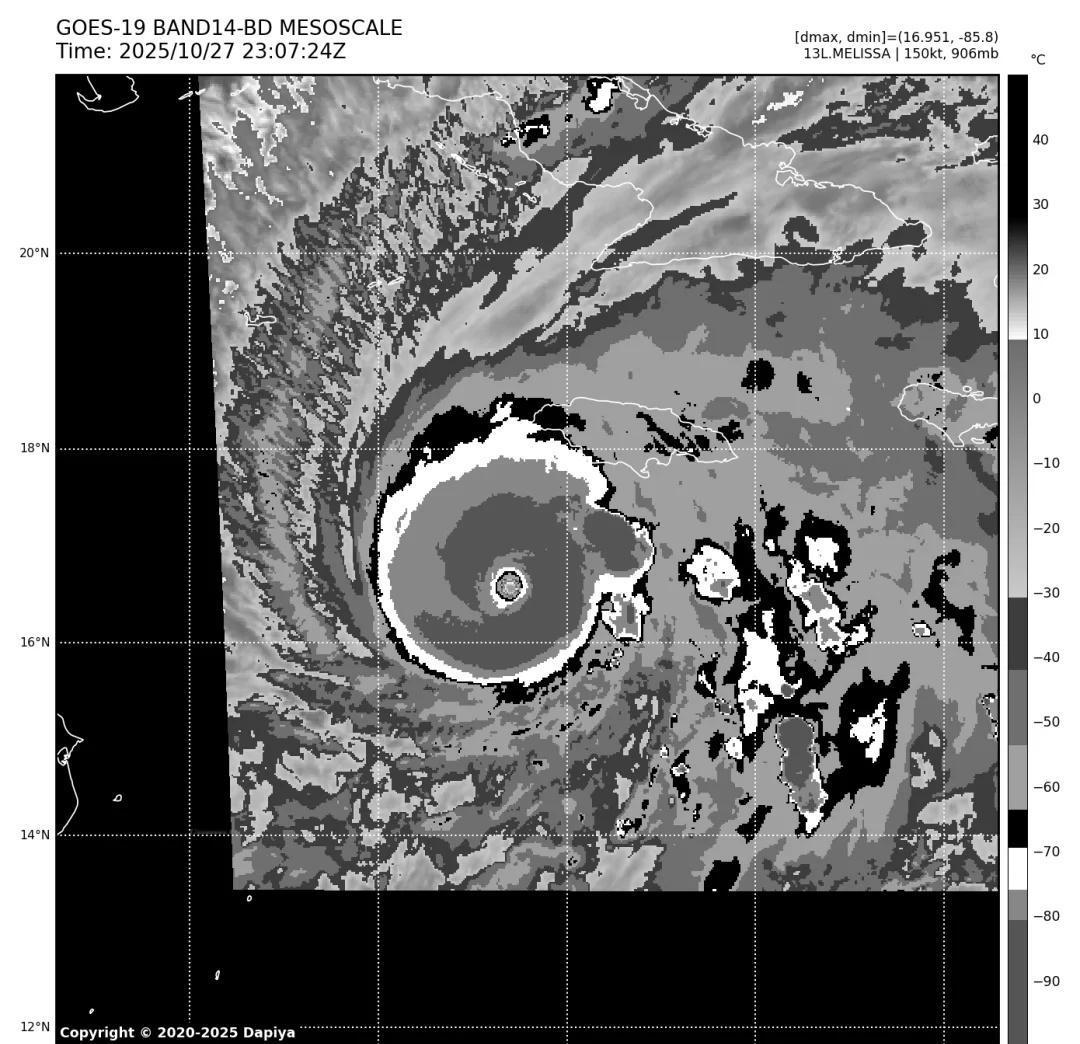 【顶级飓风“梅丽莎”】
这是飓风猎人飞机的风眼内图片，可见眼内清空度极高。而且c
