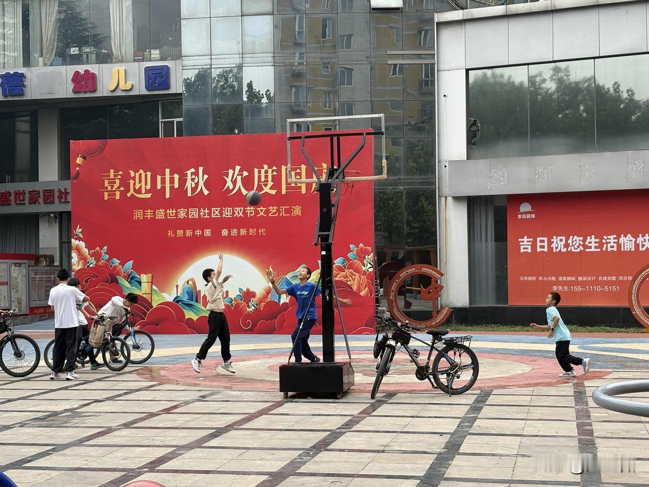 人道秋中明月好，欲邀同赏意如何？