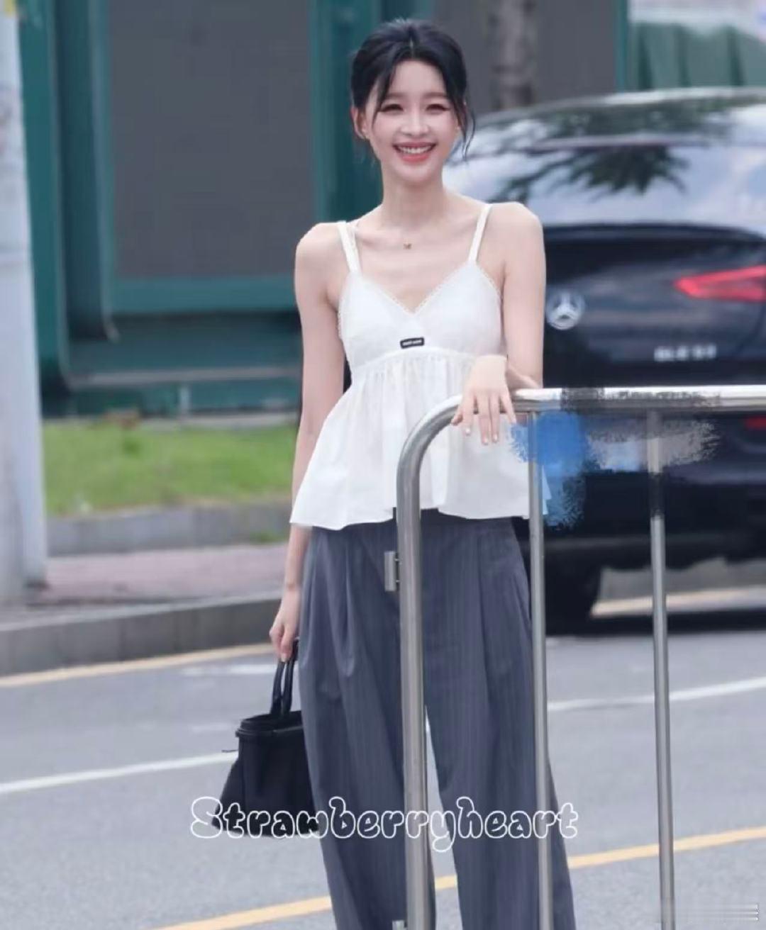 孙怡又被栏杆烫到孙怡又被栏杆烫到手了！孙怡又被栏杆烫到手了