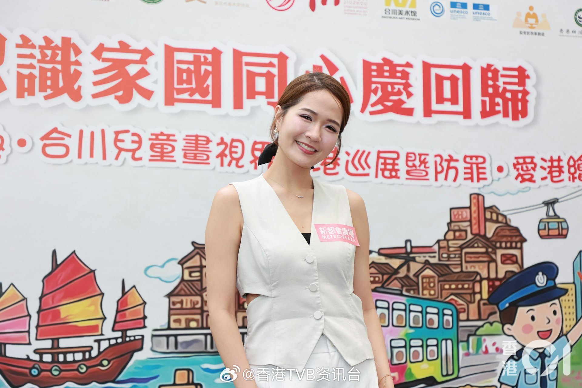梁敏巧昔日是社区小画家，获奖作品曾画上北区政府建筑壁画，如今遗憾已被清除东张女神