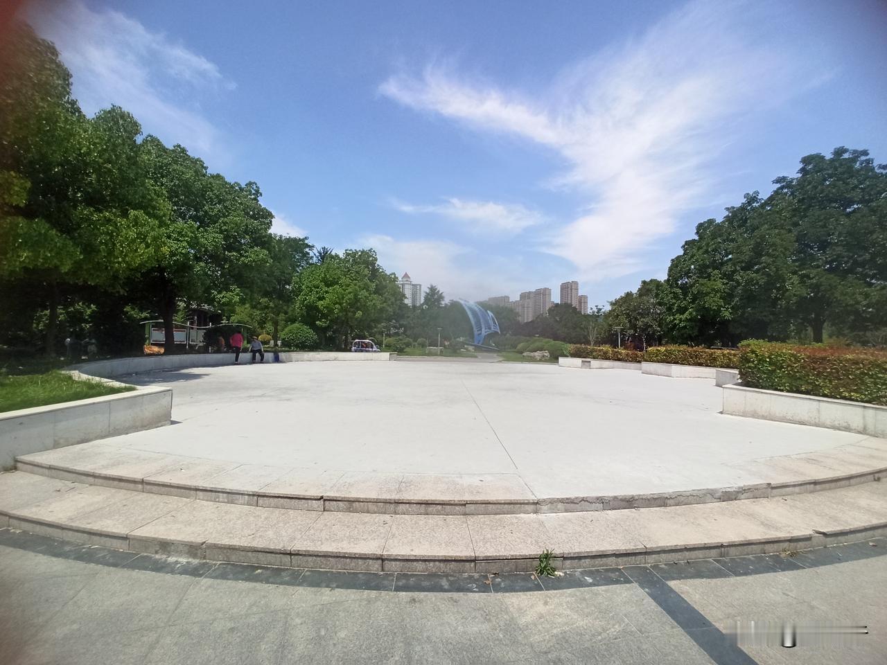 徐州黄河公园里的这个平台，终于又平整如初了，上次在头条发表的小文，受到有关方面的