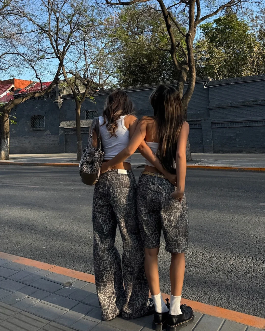 穿豹纹和姐妹citywalk了