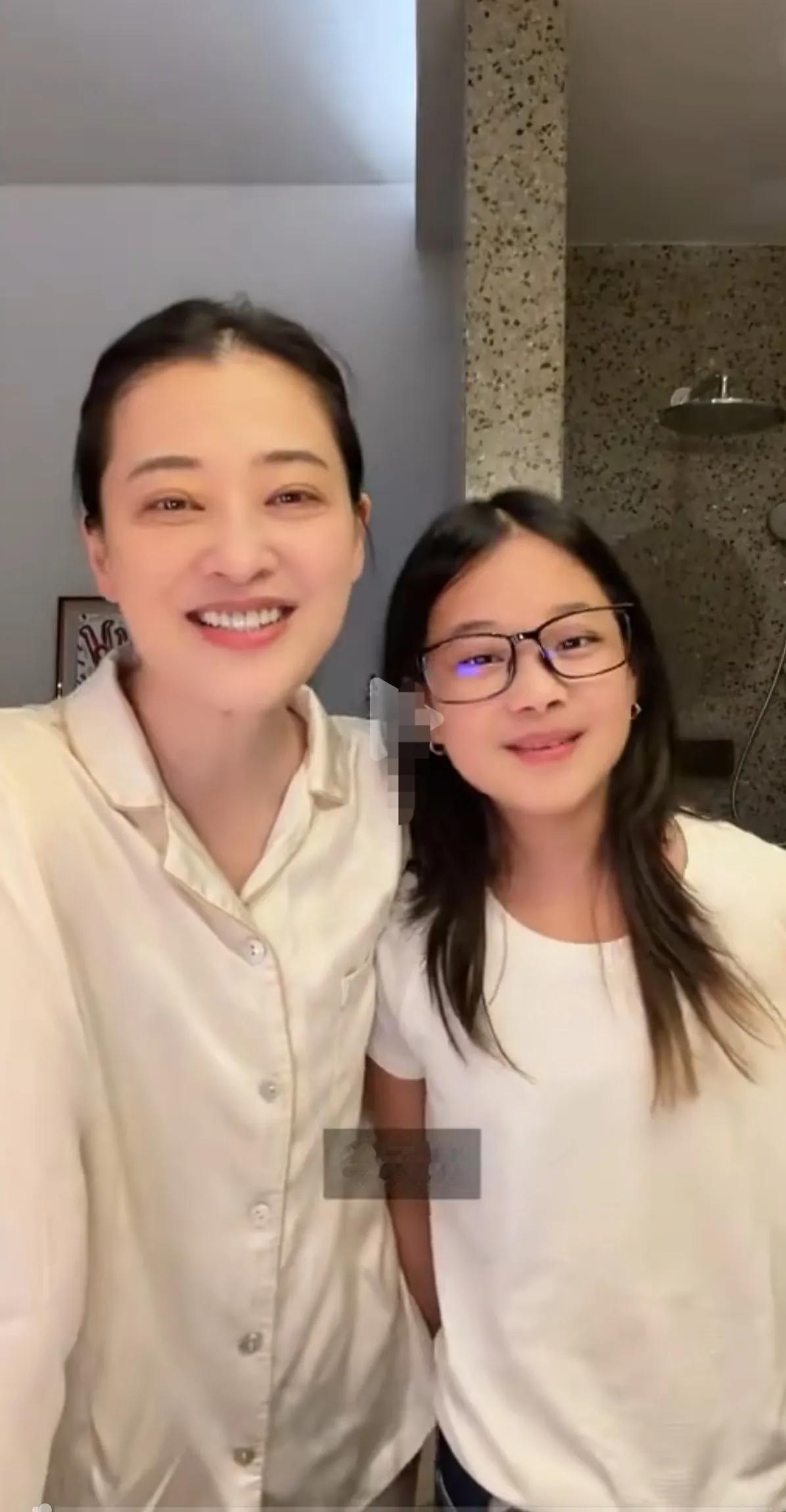 梅婷的女儿也太像她了，基因强大，像一个小梅婷。
