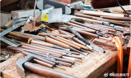 台州老人60余年与刻刀为伴的非遗匠心 李成竹亲手雕刻婚床龙凤纹样，历经数月打磨，