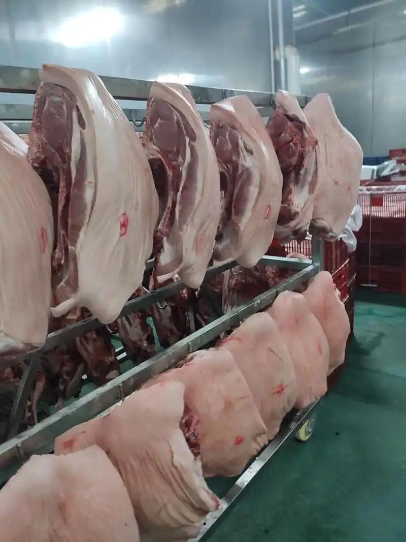 从中我打听出，什么叫“爱国肉”？原来是三年自然灾害后，国民经济迅速增长，生猪生产