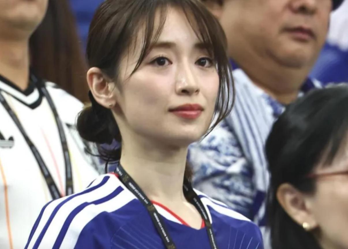 世界杯看台上的这位日本太太好漂亮
日本队球员谷口彰悟的妻子泉里香现场观战世界杯，