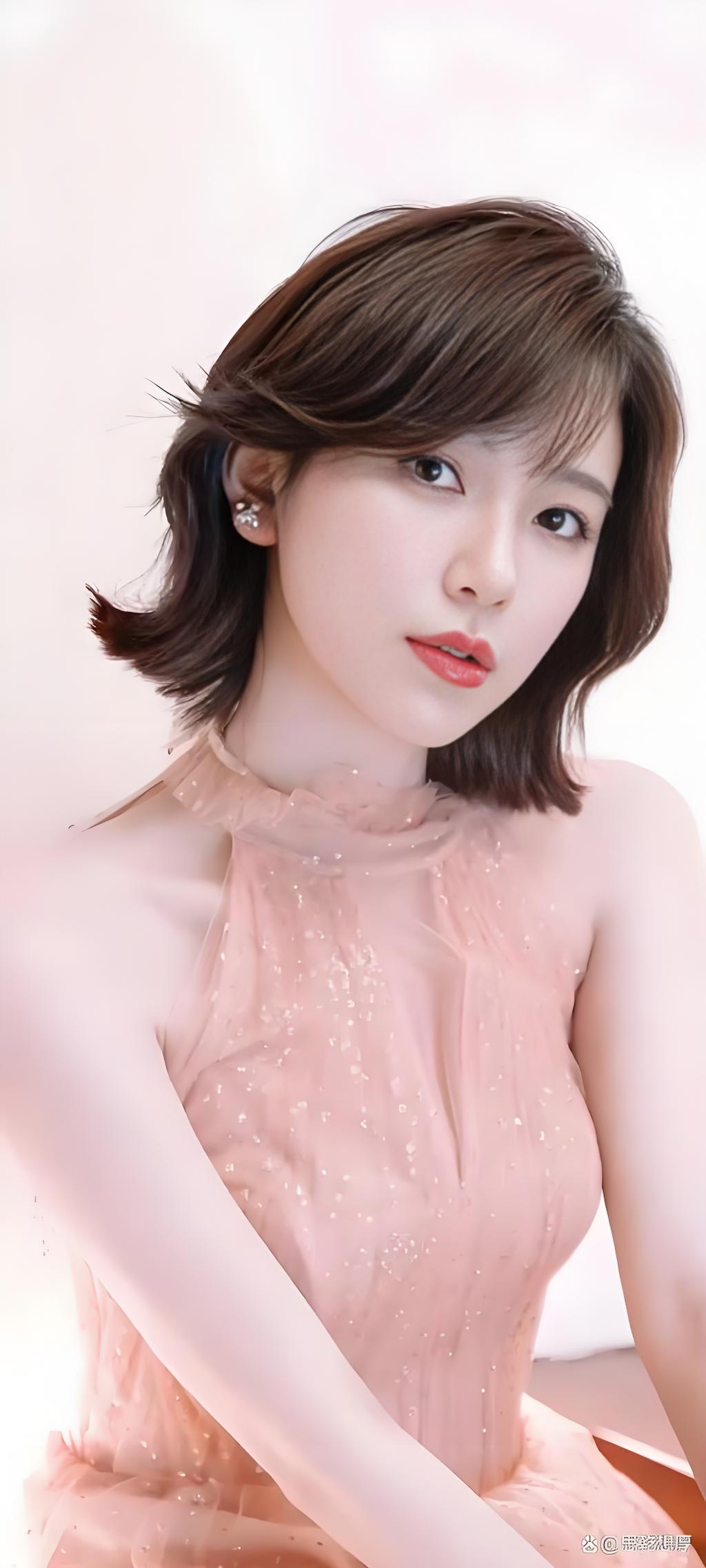 宁心写真集，红唇卷发摇曳生姿，轻抬眼波自带万种风情一起野个好身材 明星