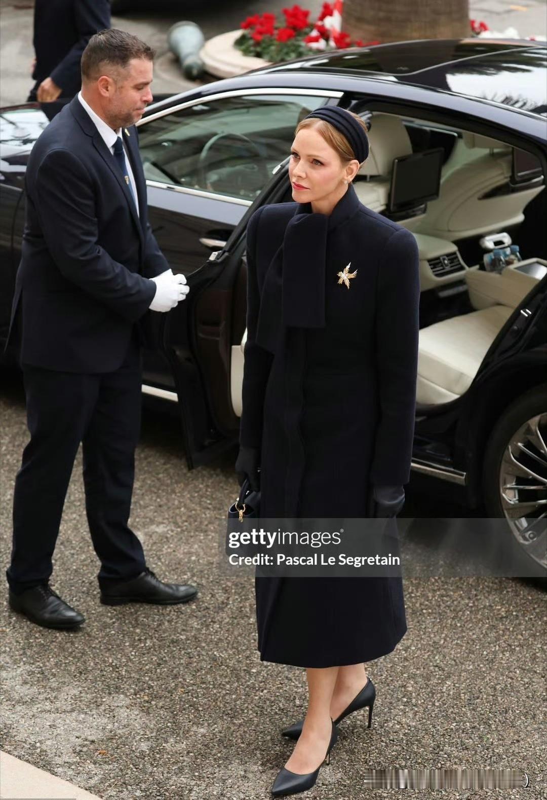 夏琳王妃陪着老公阿尔贝亲王出席教堂弥撒！远观女大佬气质依旧在线，只是拉近了看，脸