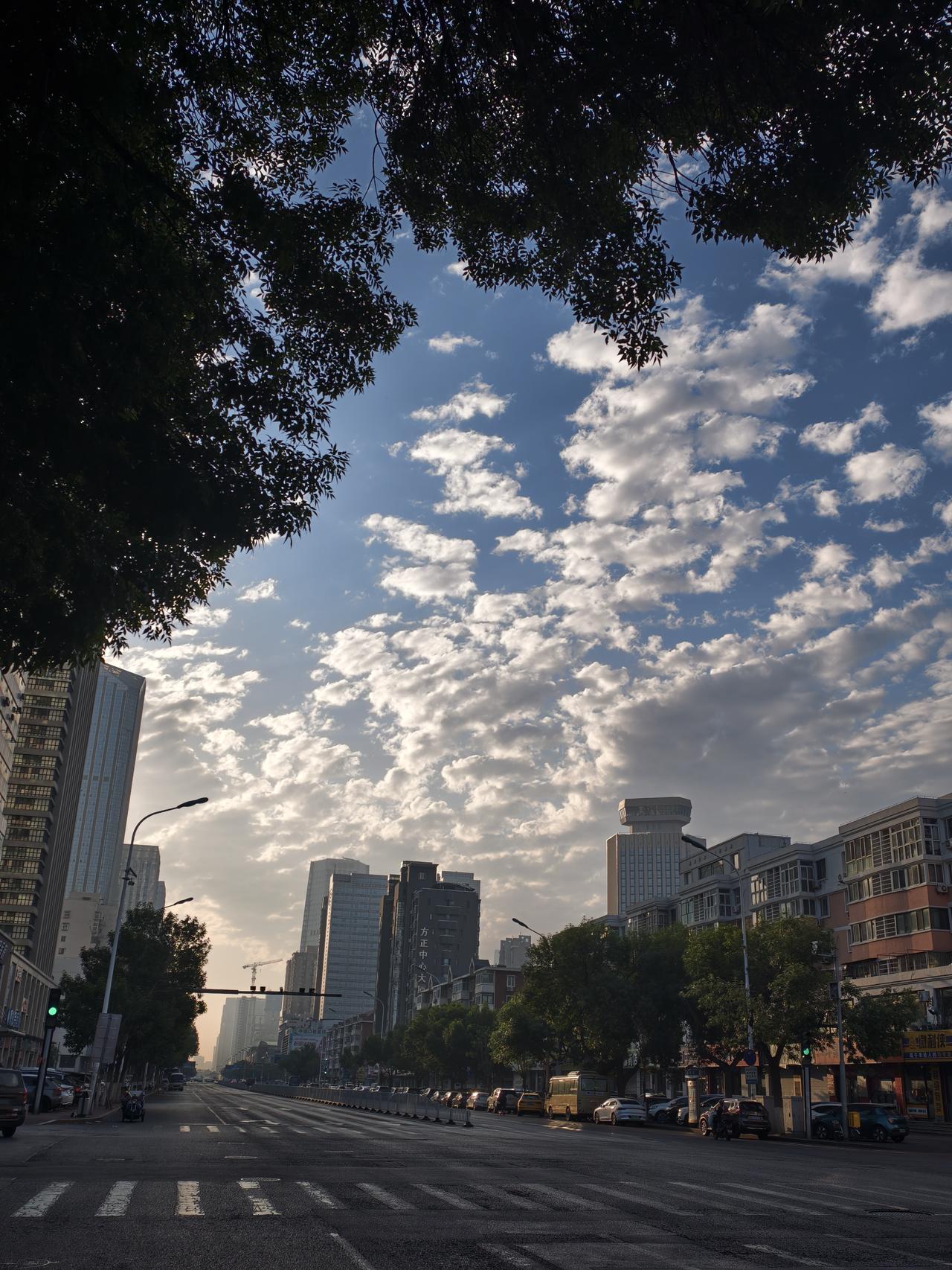 初夏的早晨，蓝蓝的天空，白云飘，给人一种梦幻的感觉！
城市中空气质量的改善，好天
