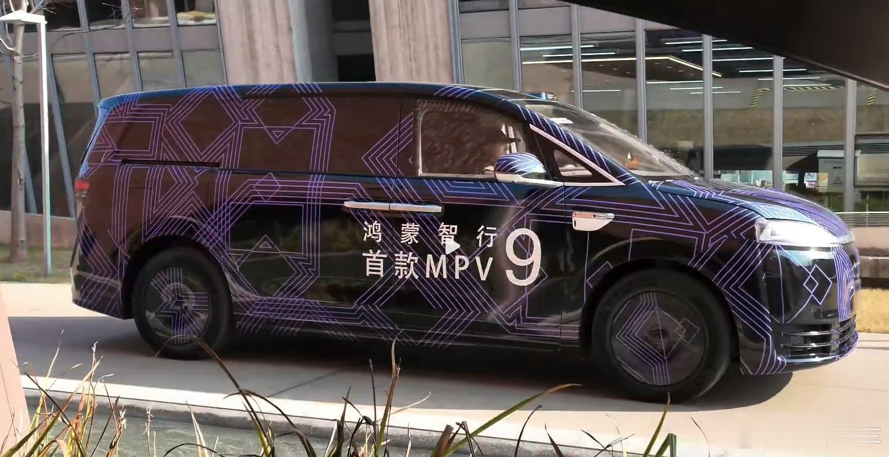 智界V9作为鸿蒙智行的“9”系新车，必然是带着独门绝技而来。就一句话——多项“首