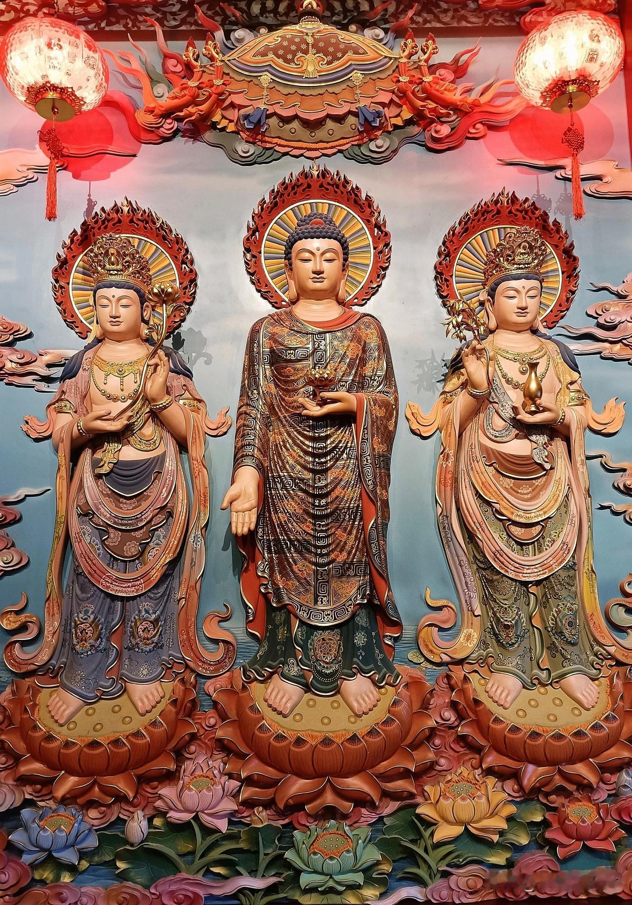 五台山黛螺顶西方三圣，一念归向清净莲邦
 
登黛螺顶，于山间殿宇之中，恭见西方三