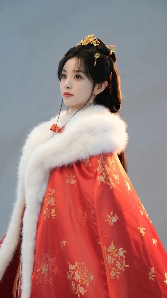 田曦薇跳娆黛摇田曦薇现场跳娆黛摇手势舞，一下子把《嫁金钗》里魏娆与君黛两个角色带