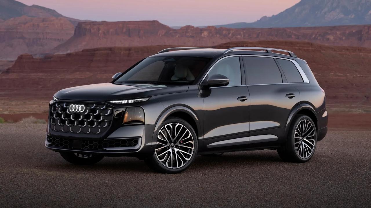 奥迪全新 SQ9这台全尺寸性能 SUV，看图第一感受就是 “好大只”。尺寸直接拉