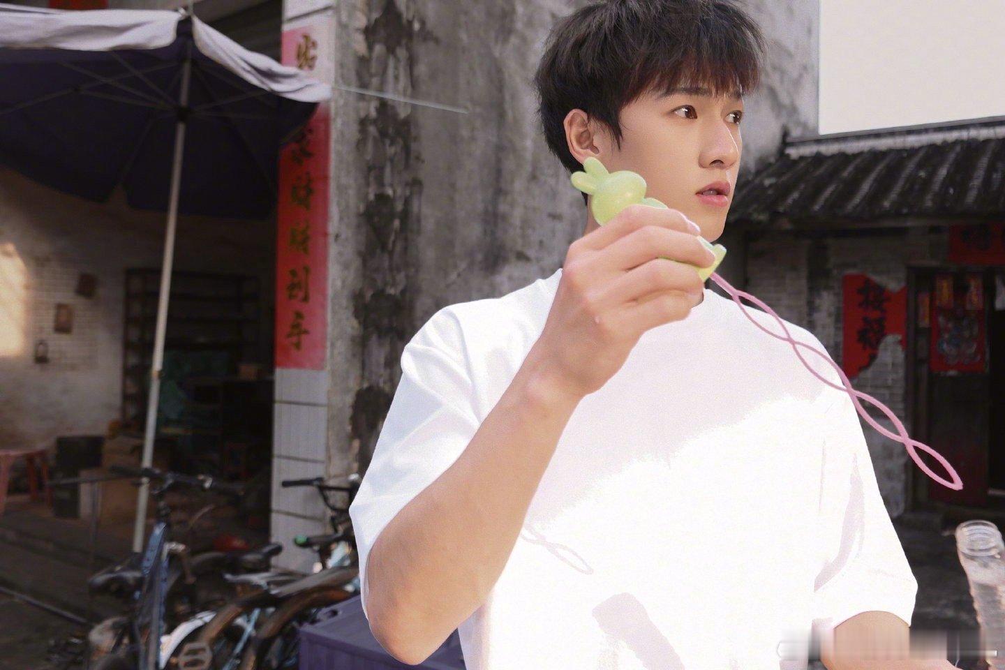 是爱吹泡泡的李昀锐哥哥，童心未泯！｜李昀锐