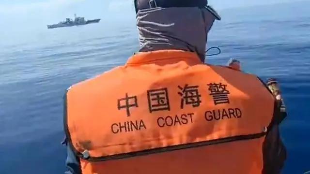 菲律宾哪来的胆子，居然敢挑衅咱们海警船，还用船桨攻击。今天外交部都提出强烈抗议了