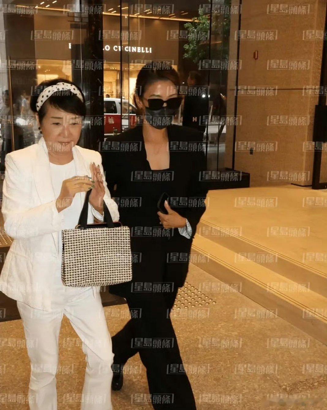 谢贤离世狄波拉谢婷婷首现身谢贤前妻狄波拉一身白衣哭肿双眼，和女儿谢婷婷哀伤露面。