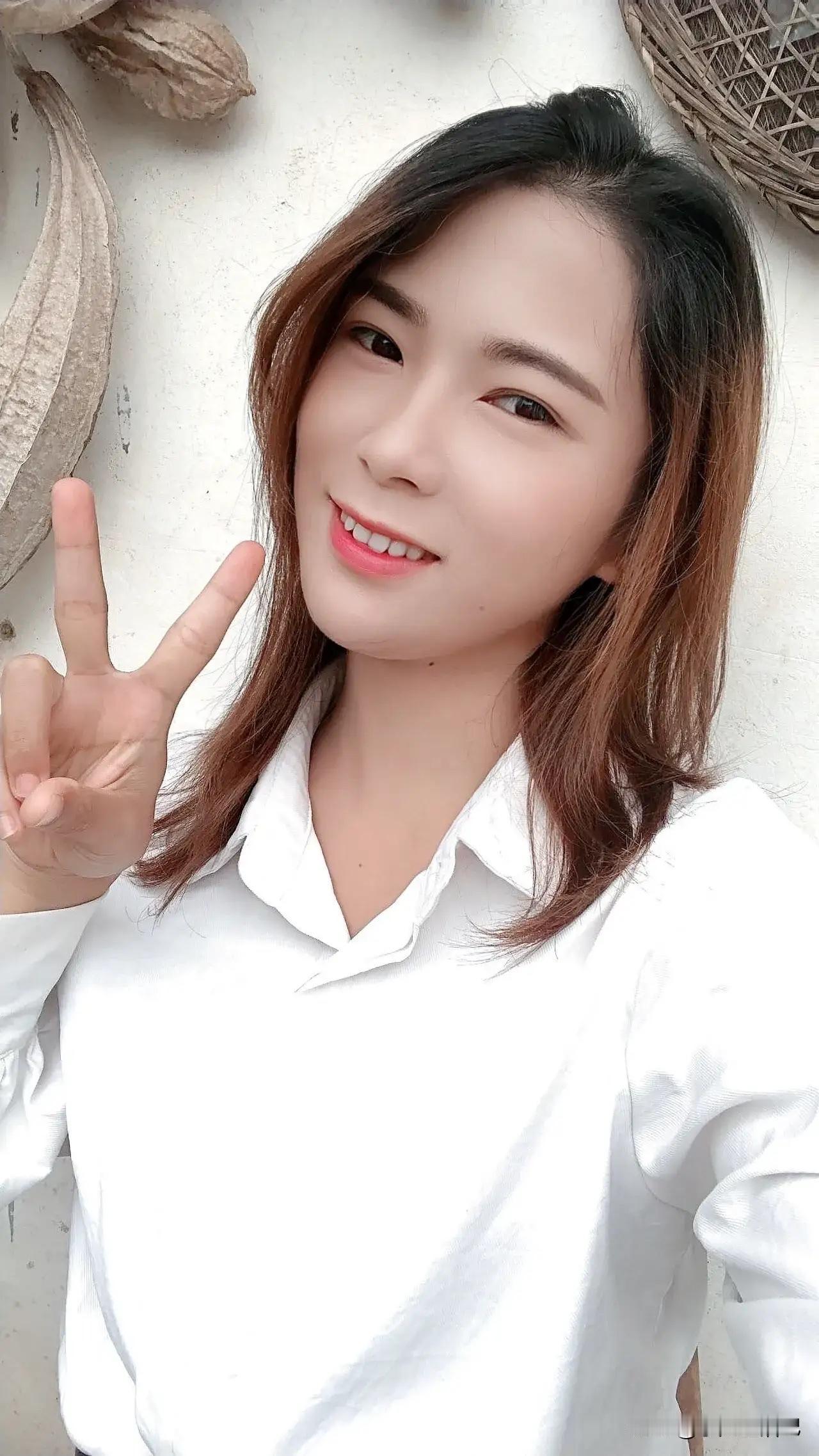 这是我小九在桂林之前的照片，难道我不好看吗？哪个人有我这个颜值五官端正脸型又好看