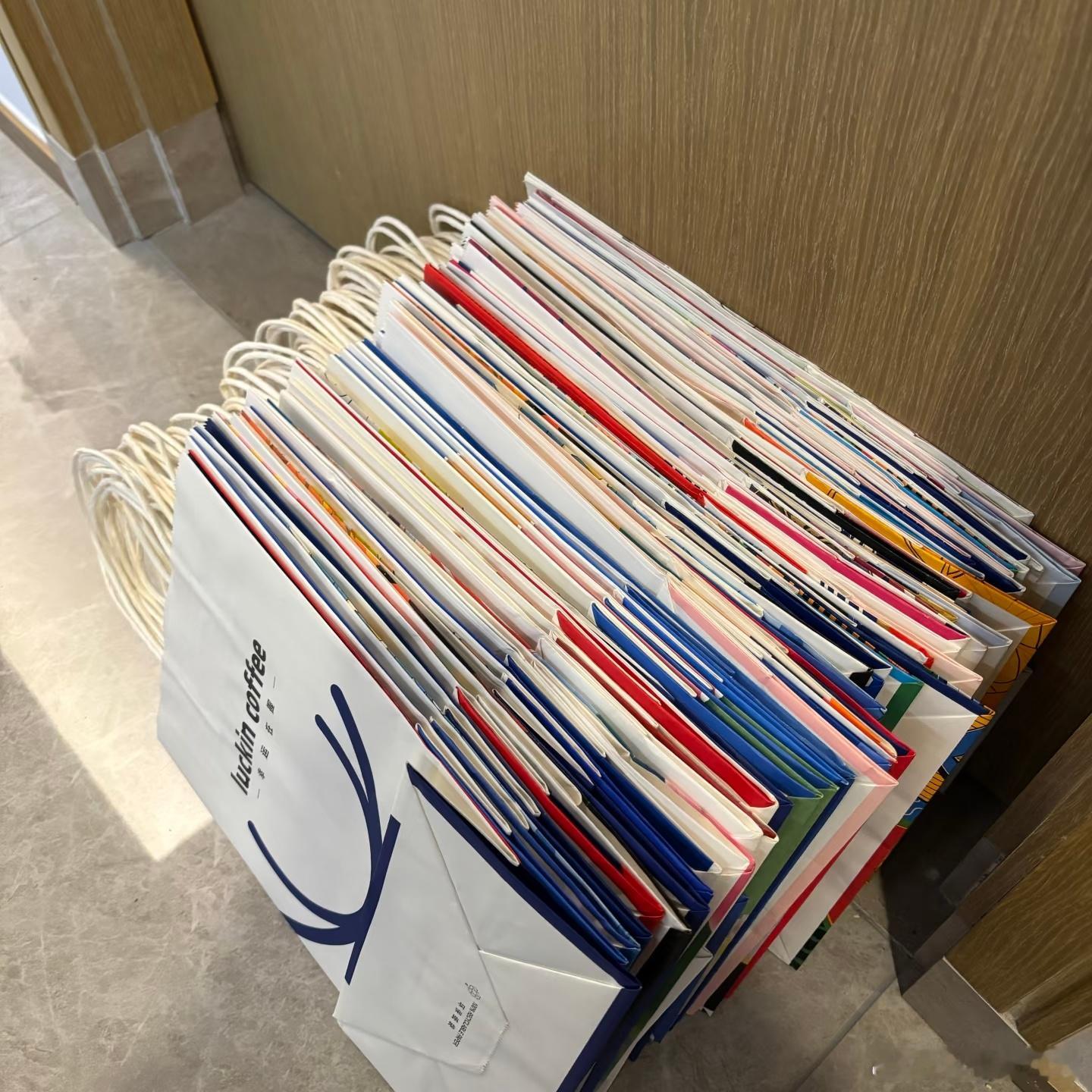 用奶茶袋子当通勤包的人小心我囤了好多好看的奶茶袋子，但是从来没有用上过然后每次打