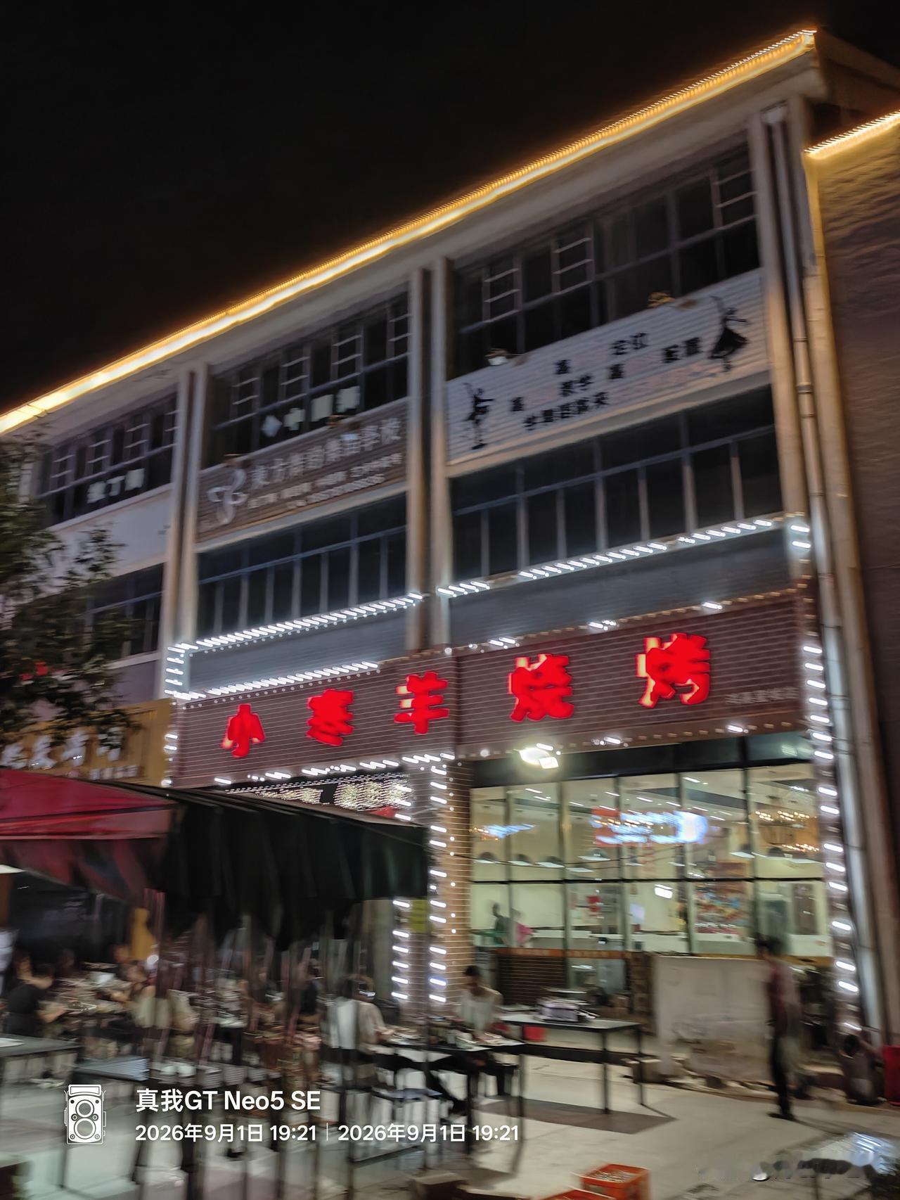 鲁中烧烤遍淄博

一只烤炉火全国

不是牛羊肉多好

圆薄小饼包传说