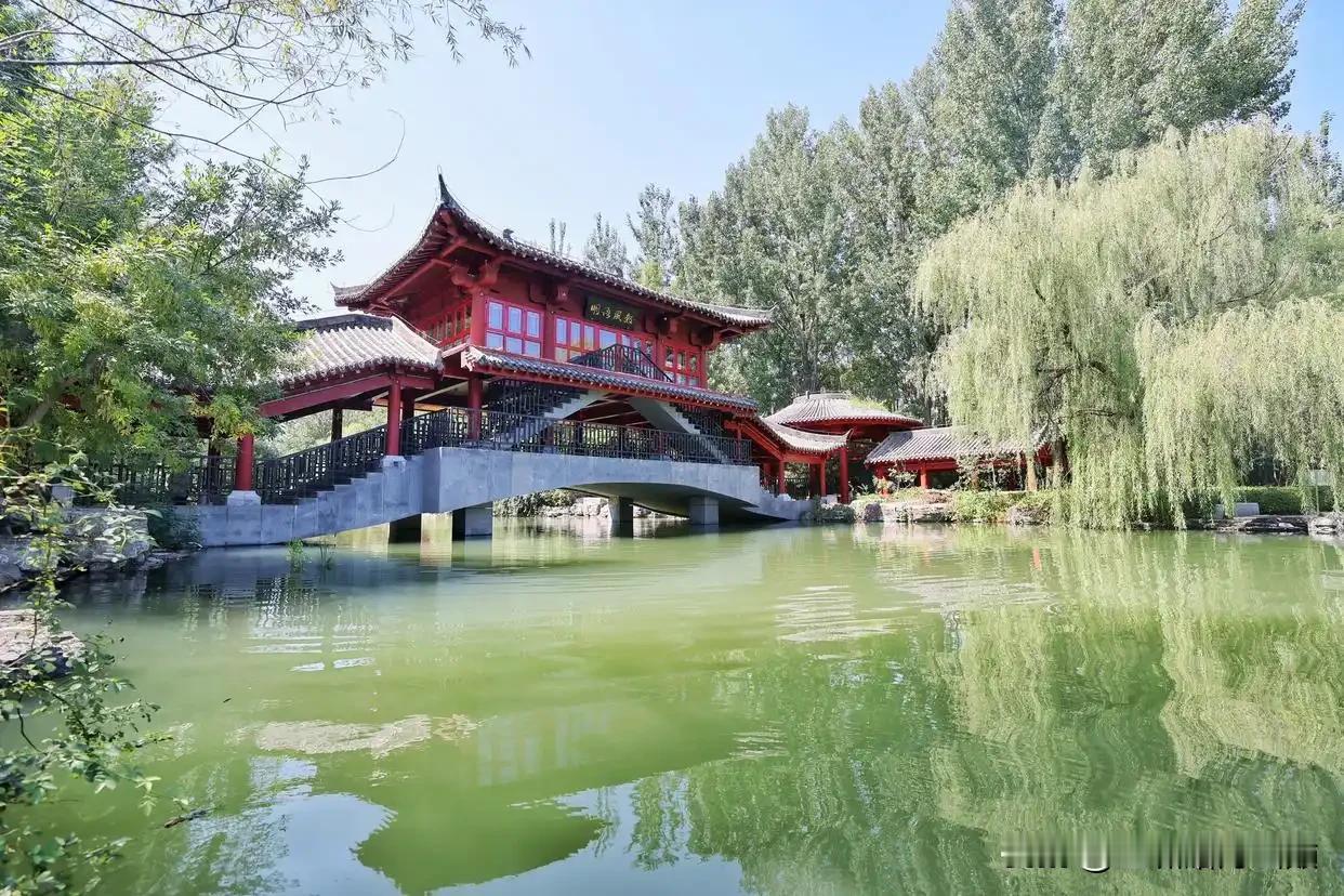 大象和蚂蚁离不了婚
   蚂蚁和大象刚结婚，就要离婚。
   那有人就问:为什么