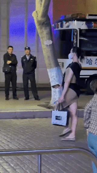 一辈子没有见过走路这么优雅的女人，抬头挺胸、身体笔直、不急不慢、步伐轻盈，犹如模