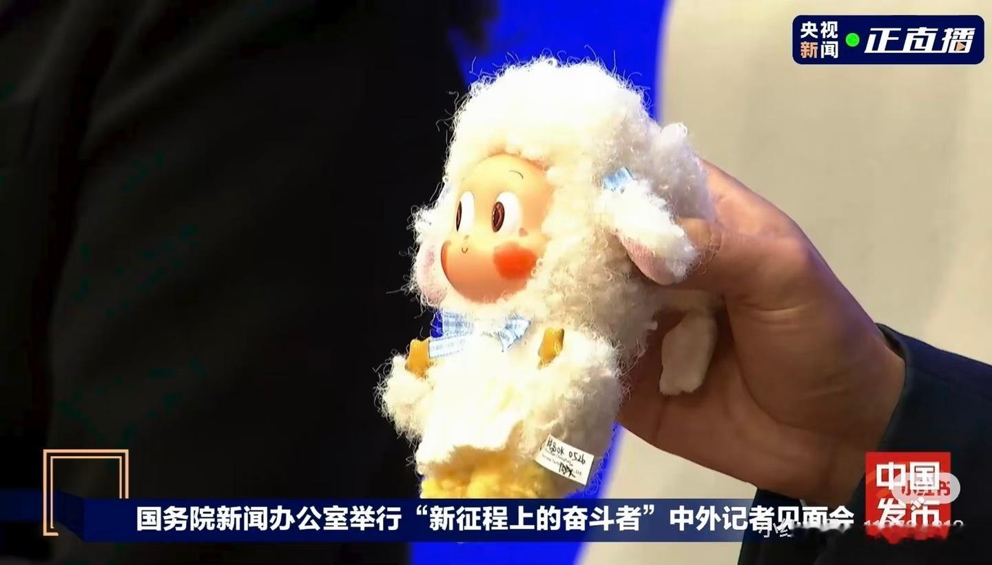 泡泡玛特王宁被记者包围镜头环绕依旧从容自若，言语间尽显格局。从打造潮玩生态到引领