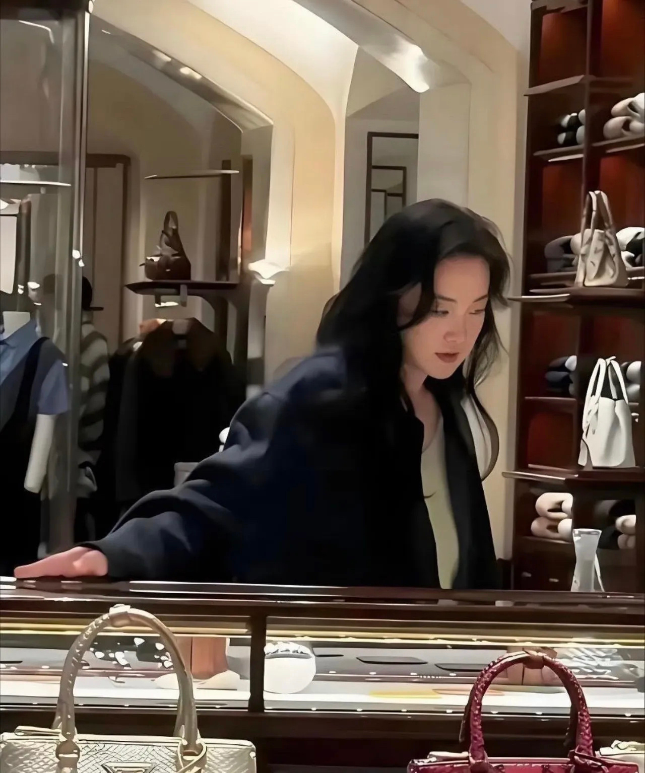 贾玲简直像换了个人，瘦下来后真的好看太多了。 