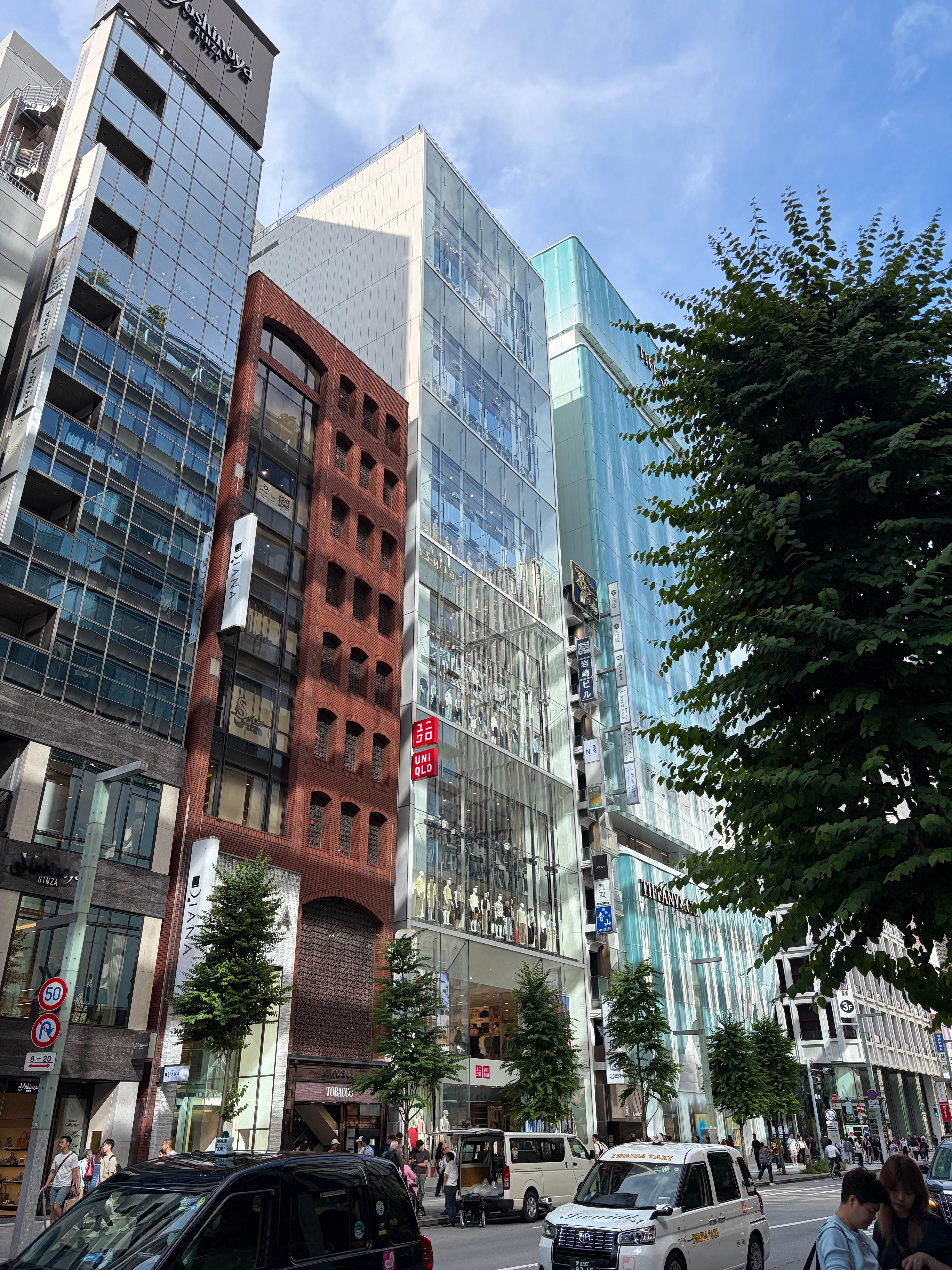 银座全世界最大的优衣库一共 12 层楼但是每一层的实际面积也不是很大 日本·銀座