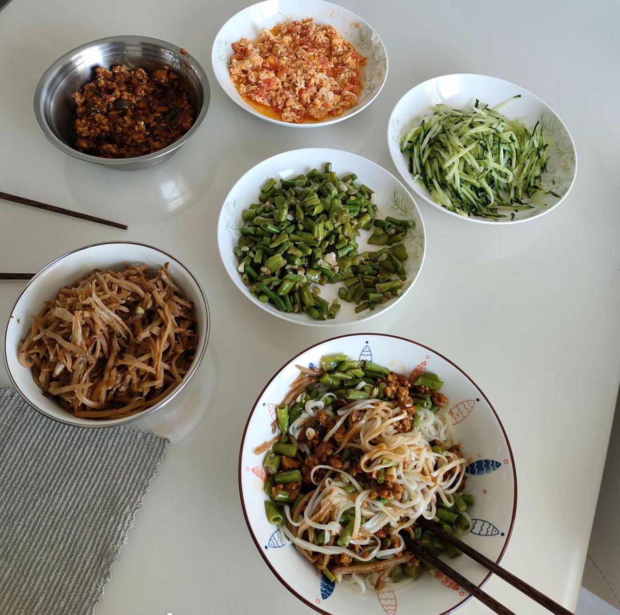 俺们鲁西北人夏天的标配是什么？豆角子，黄瓜丝。西红柿炒鸡蛋，炒茄子。来上一碗凉面