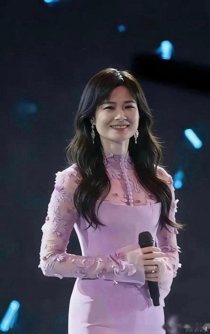 着实让人惊喜，换上裙装的李宇春温婉亮眼，尽显独特美人韵味。 